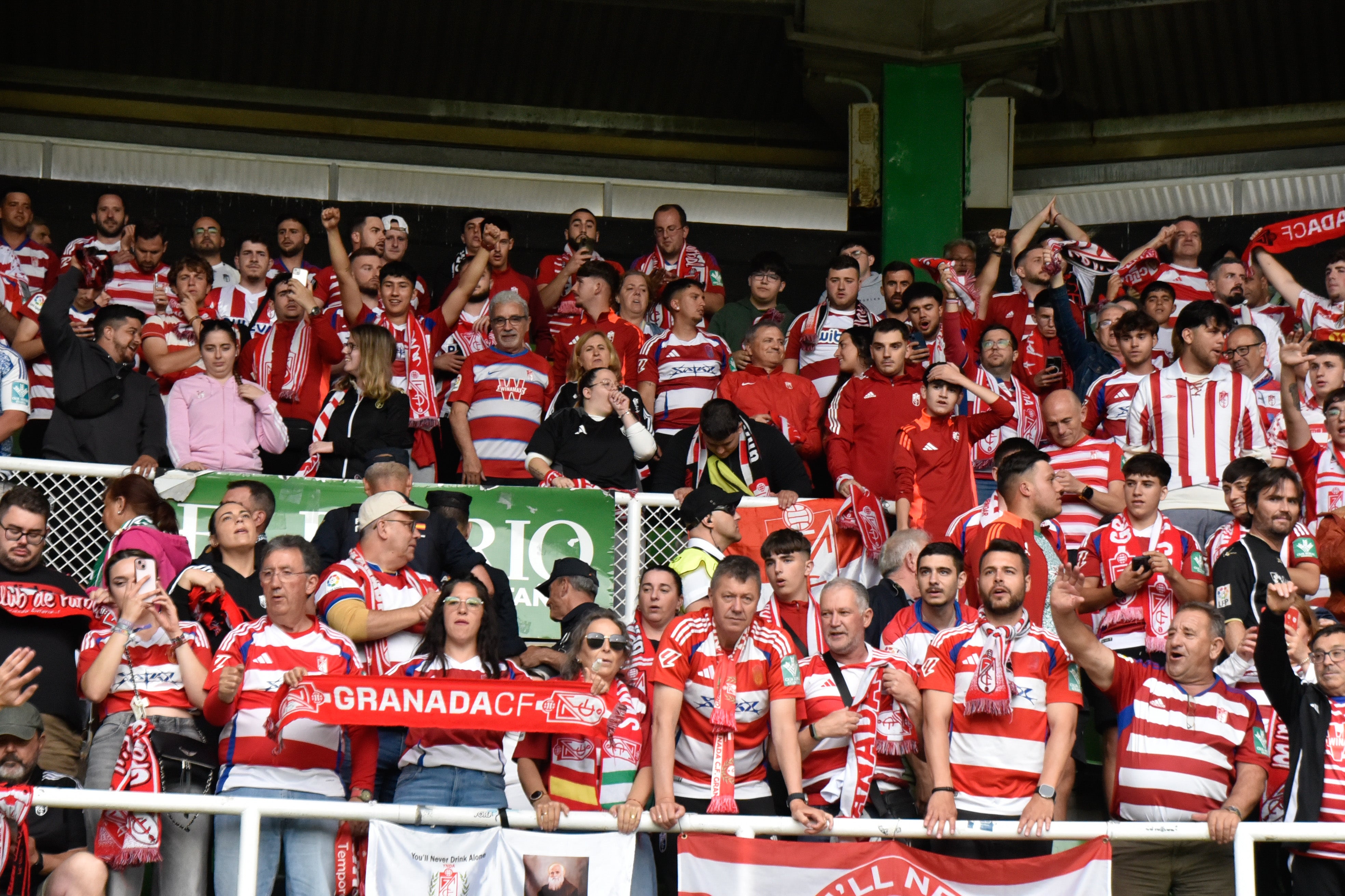 Las imágenes de la afición del Granada en Santander