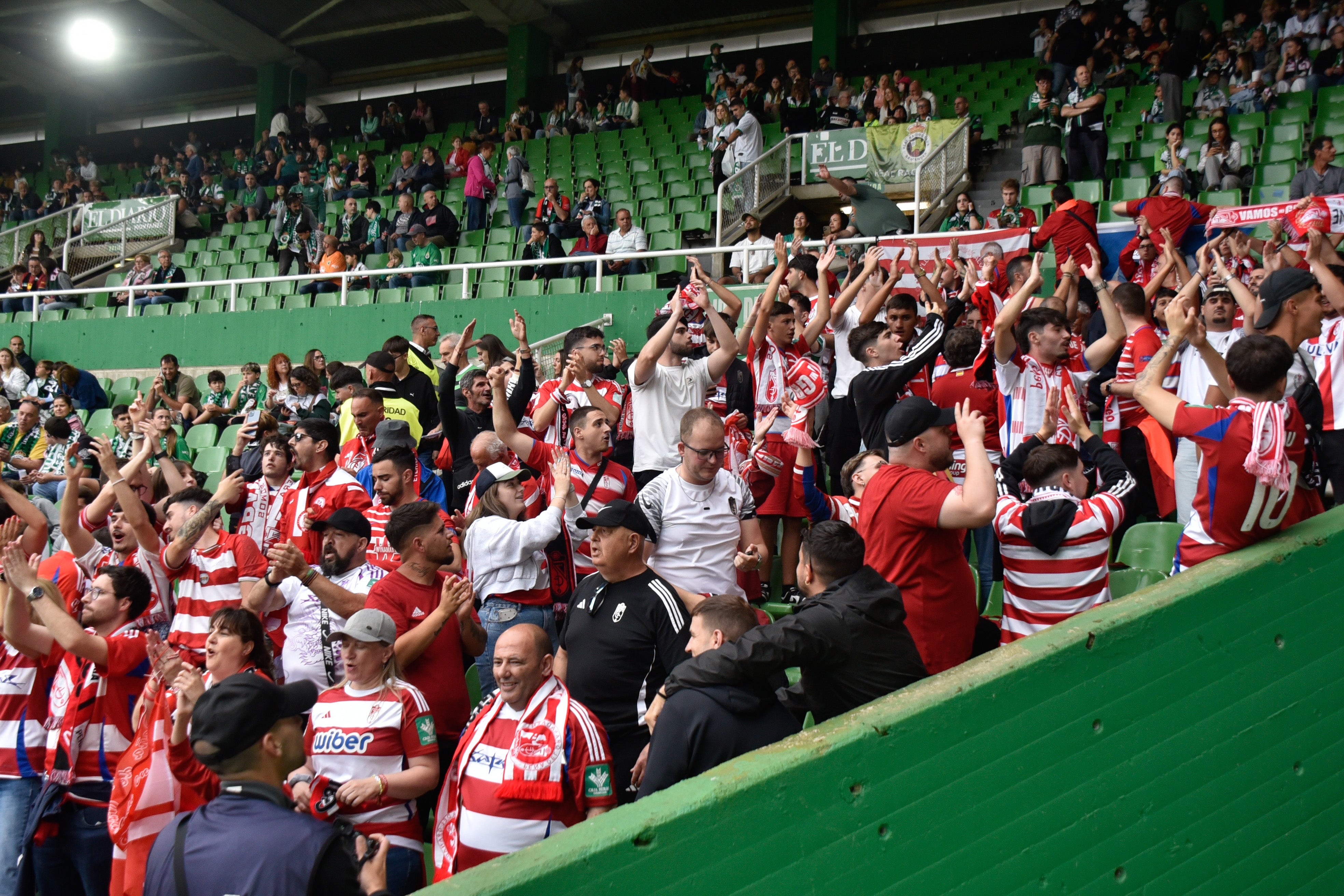 Las imágenes de la afición del Granada en Santander
