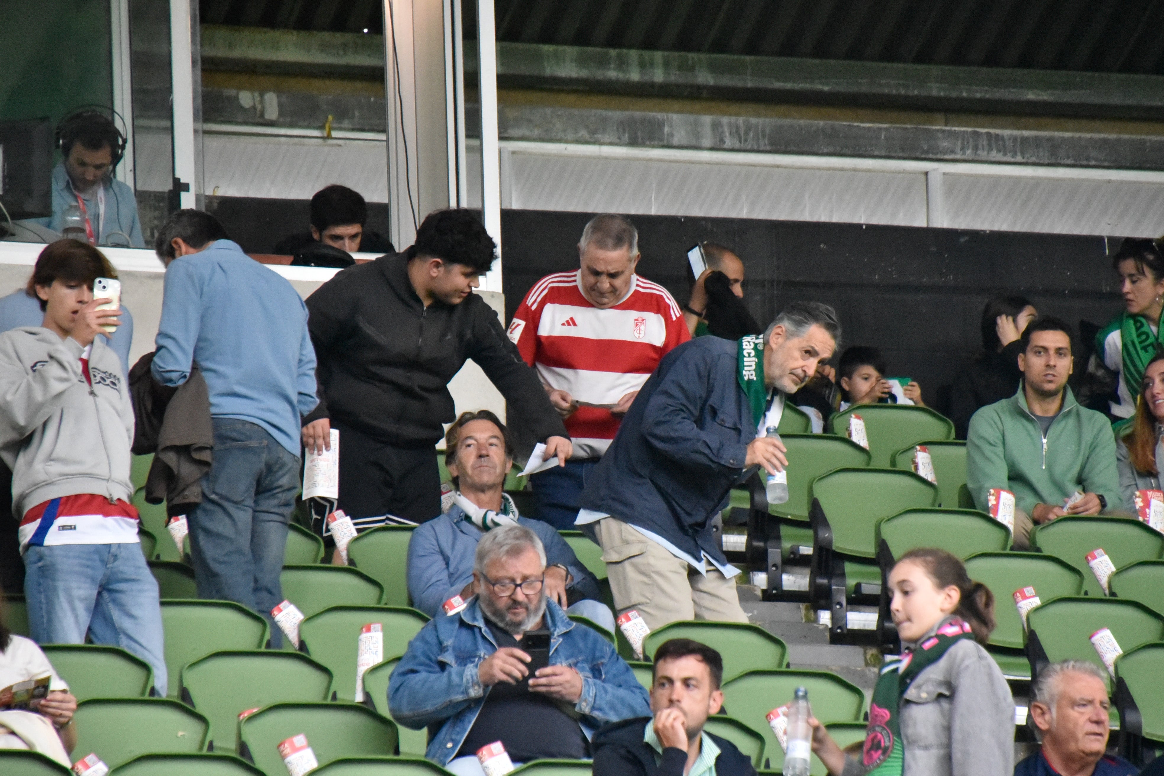 Las imágenes de la afición del Granada en Santander