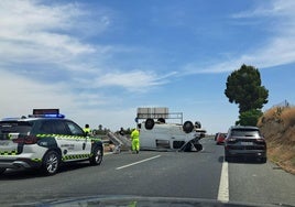 Dos heridos al volcar una furgoneta y quedar boca abajo en la A-92.