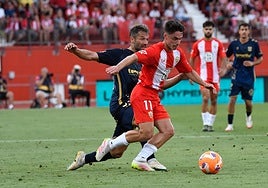 Sergio Arribas conduce el balón, escapándose de Aitor Sanz;luego haría un golazo.