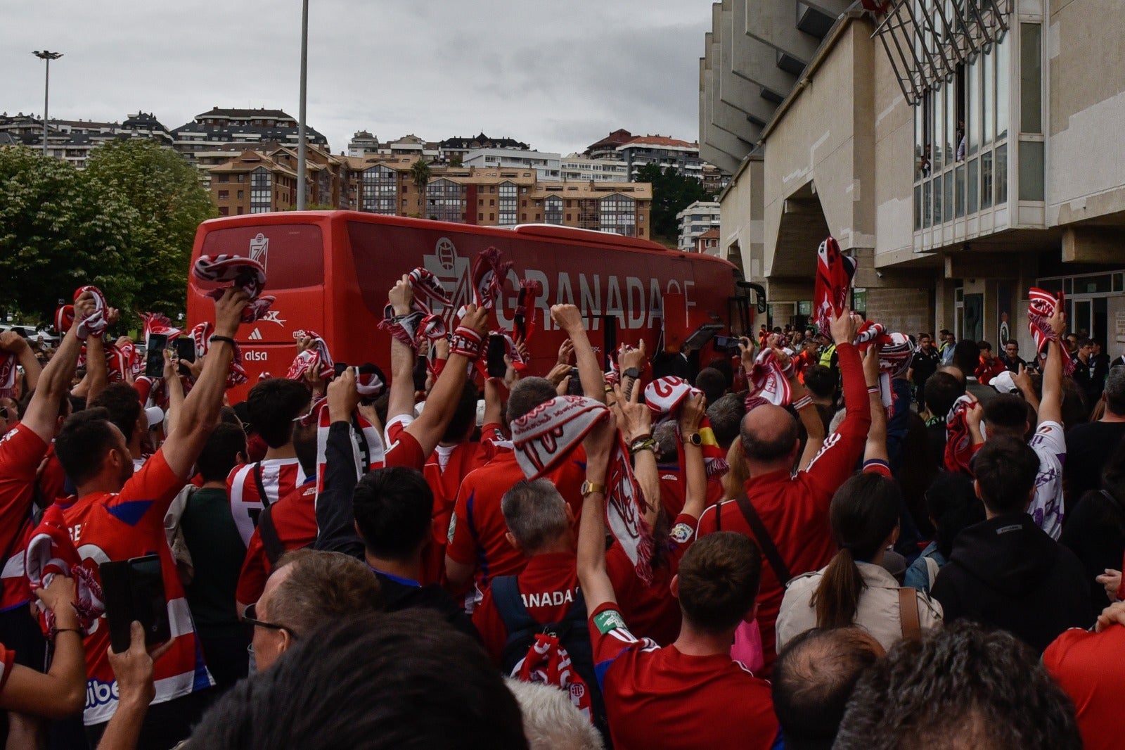 Las imágenes de la afición del Granada en Santander