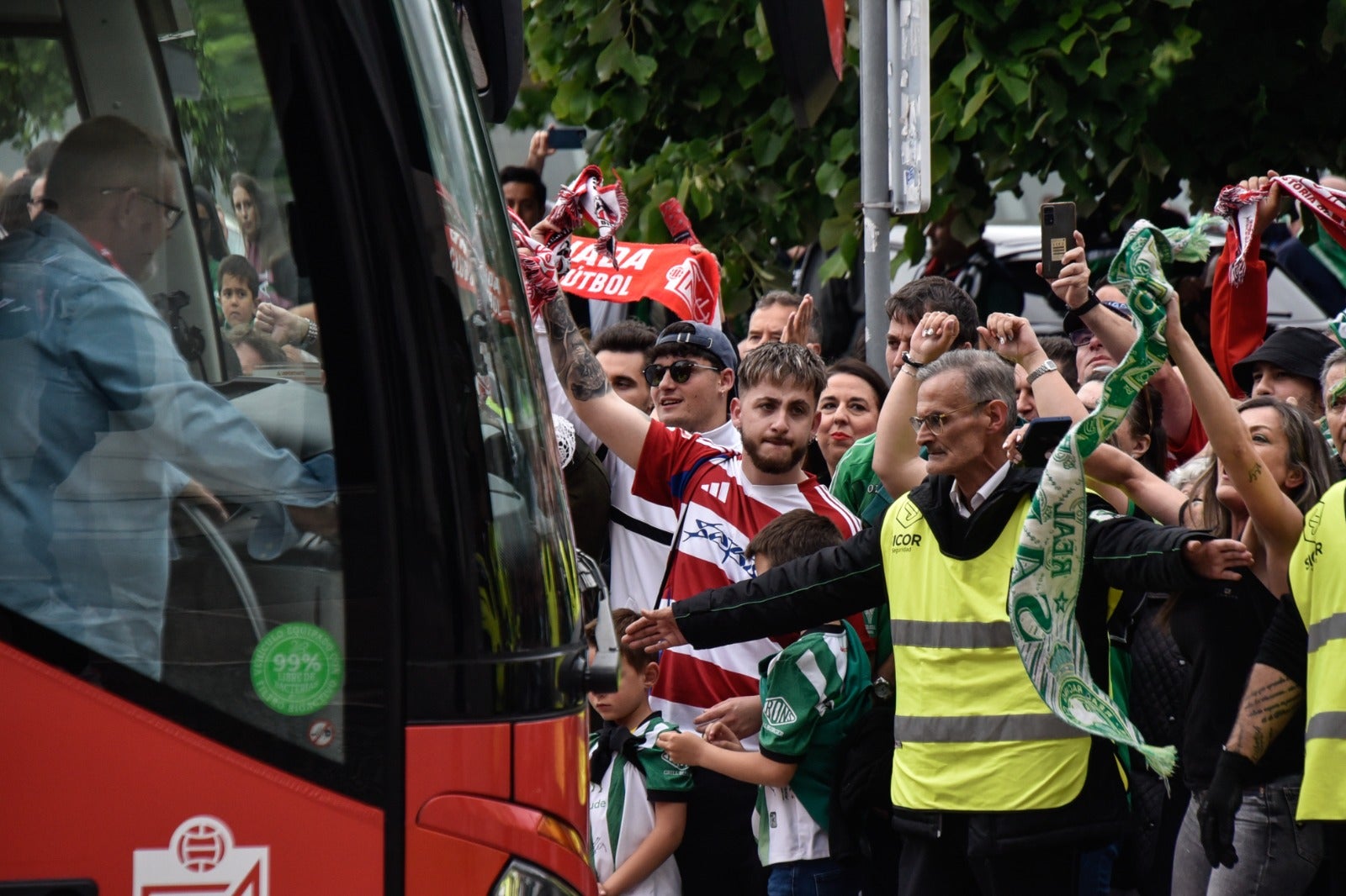 Las imágenes de la afición del Granada en Santander