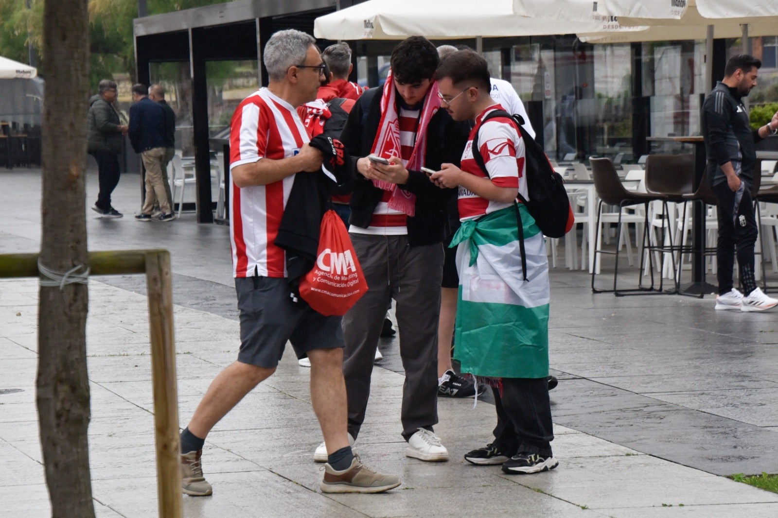 Las imágenes de la afición del Granada en Santander