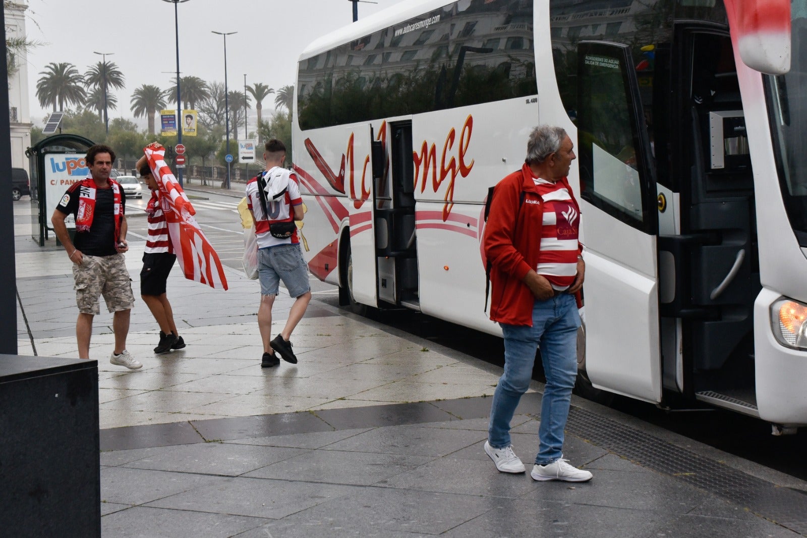 Las imágenes de la afición del Granada en Santander