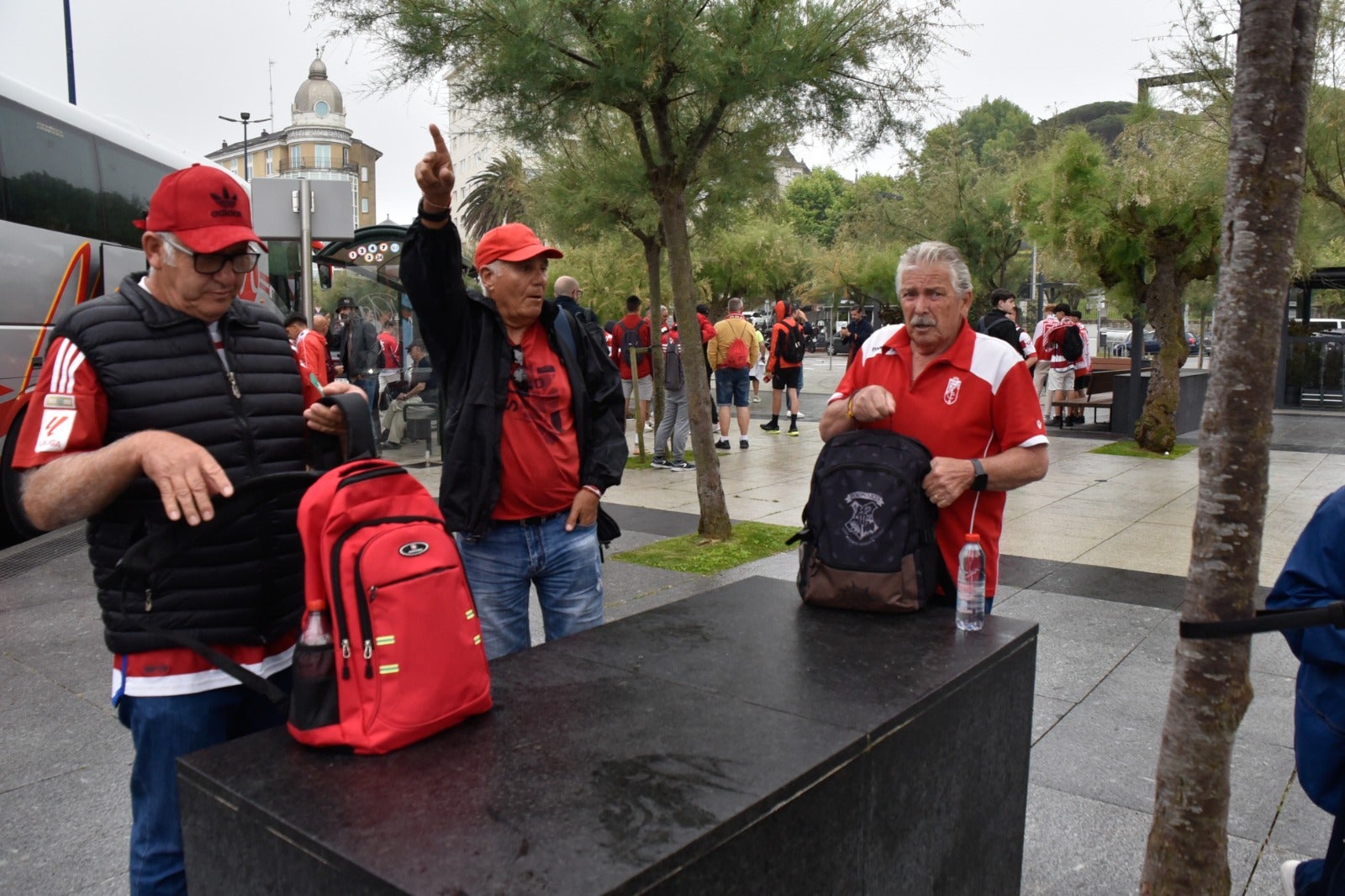 Las imágenes de la afición del Granada en Santander