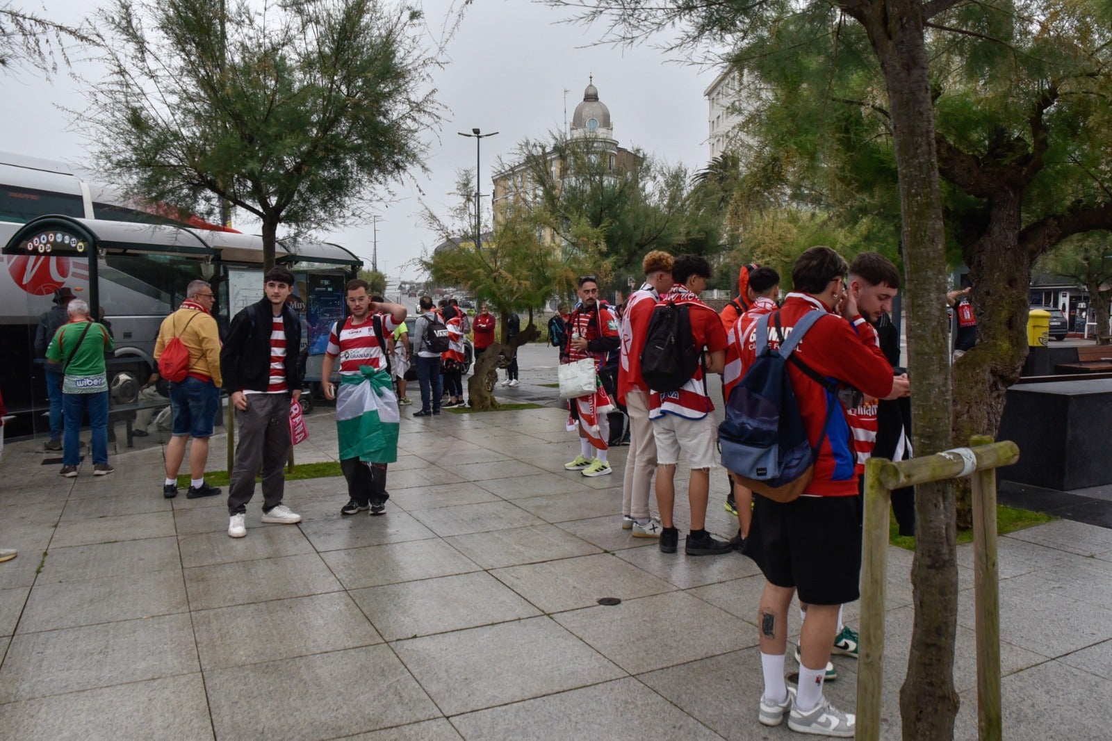 Las imágenes de la afición del Granada en Santander