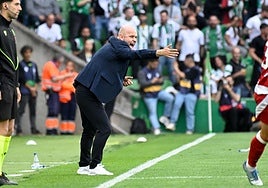El entrenador del Racing, José Alberto López, vocifera a sus futbolistas.