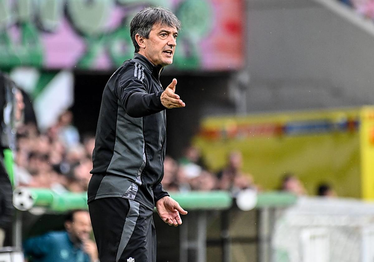 Pacheta corrige a su equipo en El Sardinero.