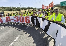 Uno de los cortes de carretera donde se ha desplegado la pancarta reivindicativa.