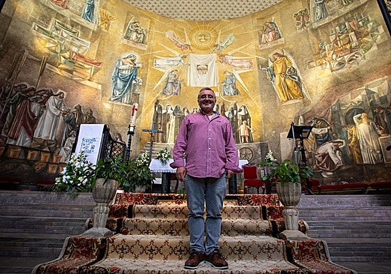 Mario Picazo, párroco de Santa Micaela, explica que la parroquia mantiene viva su labor pastoral y social.
