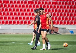 Pacheta dialoga con Lucas Boyé en el último entrenamiento antes de viajar a Santander.