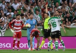 Arcediano Monescillo muestra la tarjeta roja al granadinista Carlos Neva.