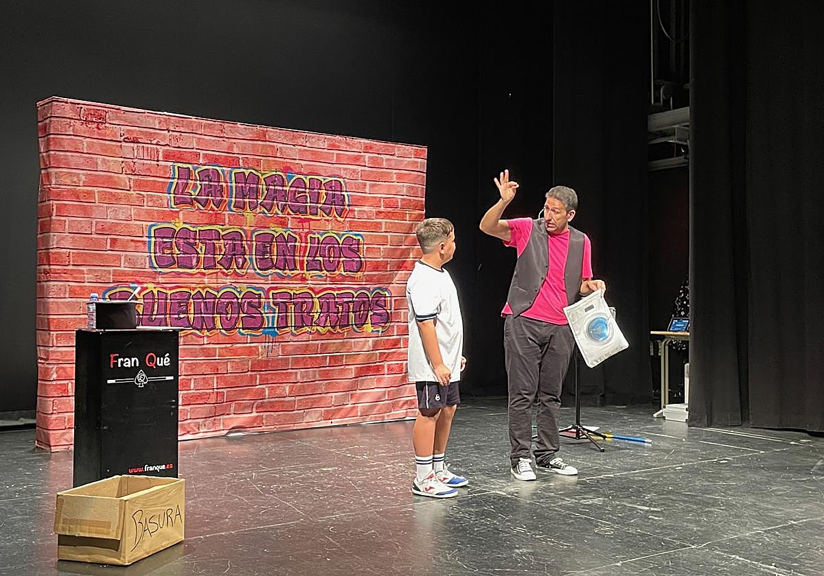 Cerca de 600 escolares aprenden respeto, igualdad y convivencia con un espectáculo de magia