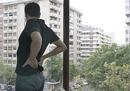 Un hombre, con dolor lumbar.