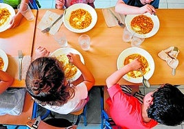 Un grupo de alumnos en el comedor escolar del CEIP Sierra Nevada.