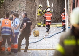 Policía, sanitarios y bomberos trabajando en la zona del incendio.