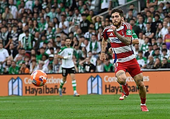 Tsitaishvili persigue un balón contra el Racing.