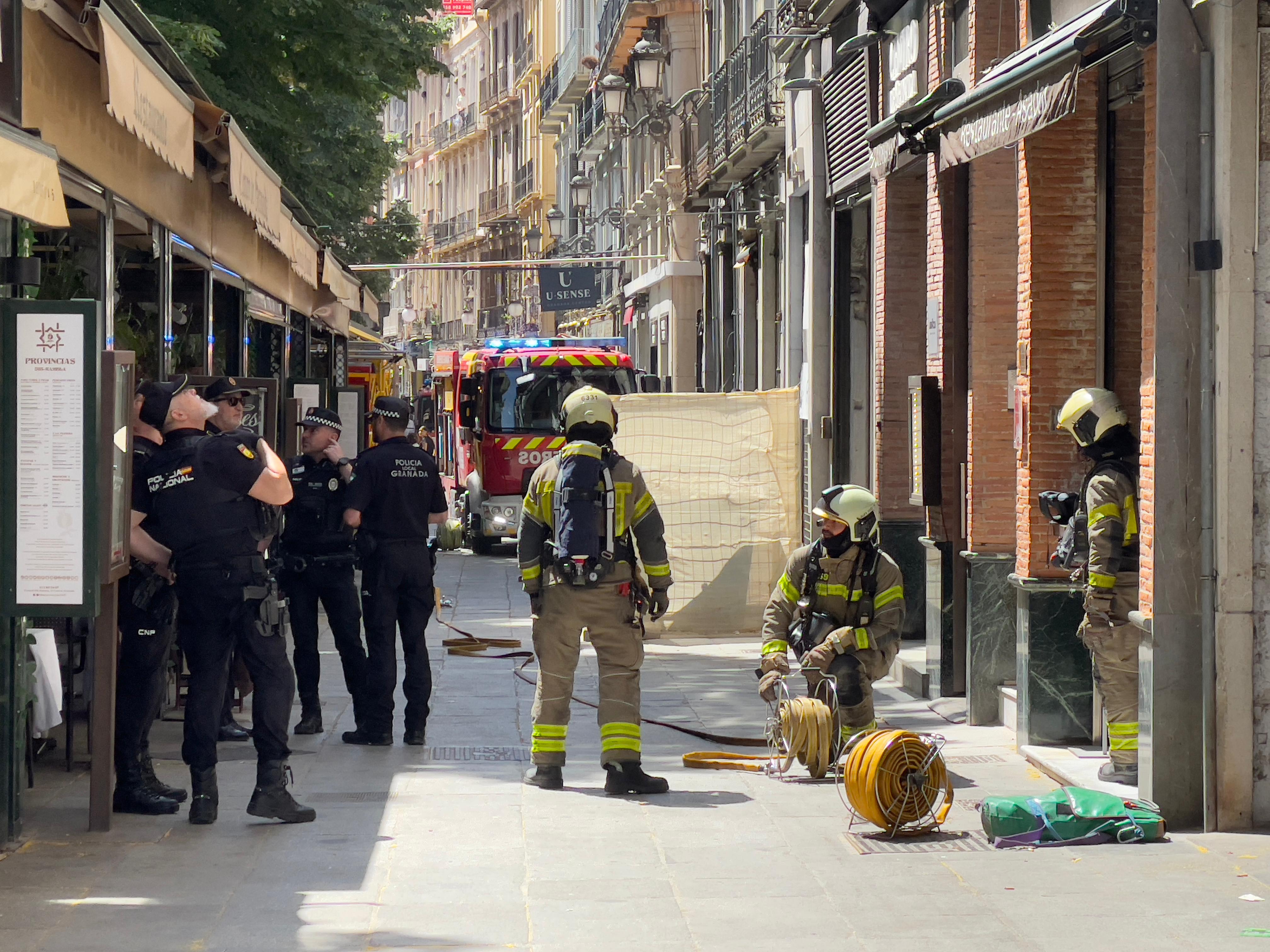 Bomberos de Granada actúan en el incendio del restaurante de Bib-Rambla