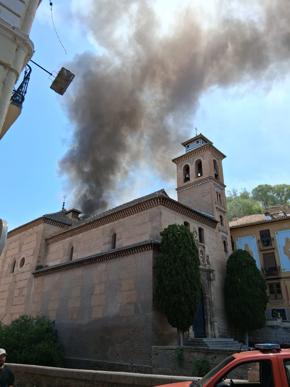 Las imágenes del incendio en el centro de Granada: arde un edificio junto a Santa Ana