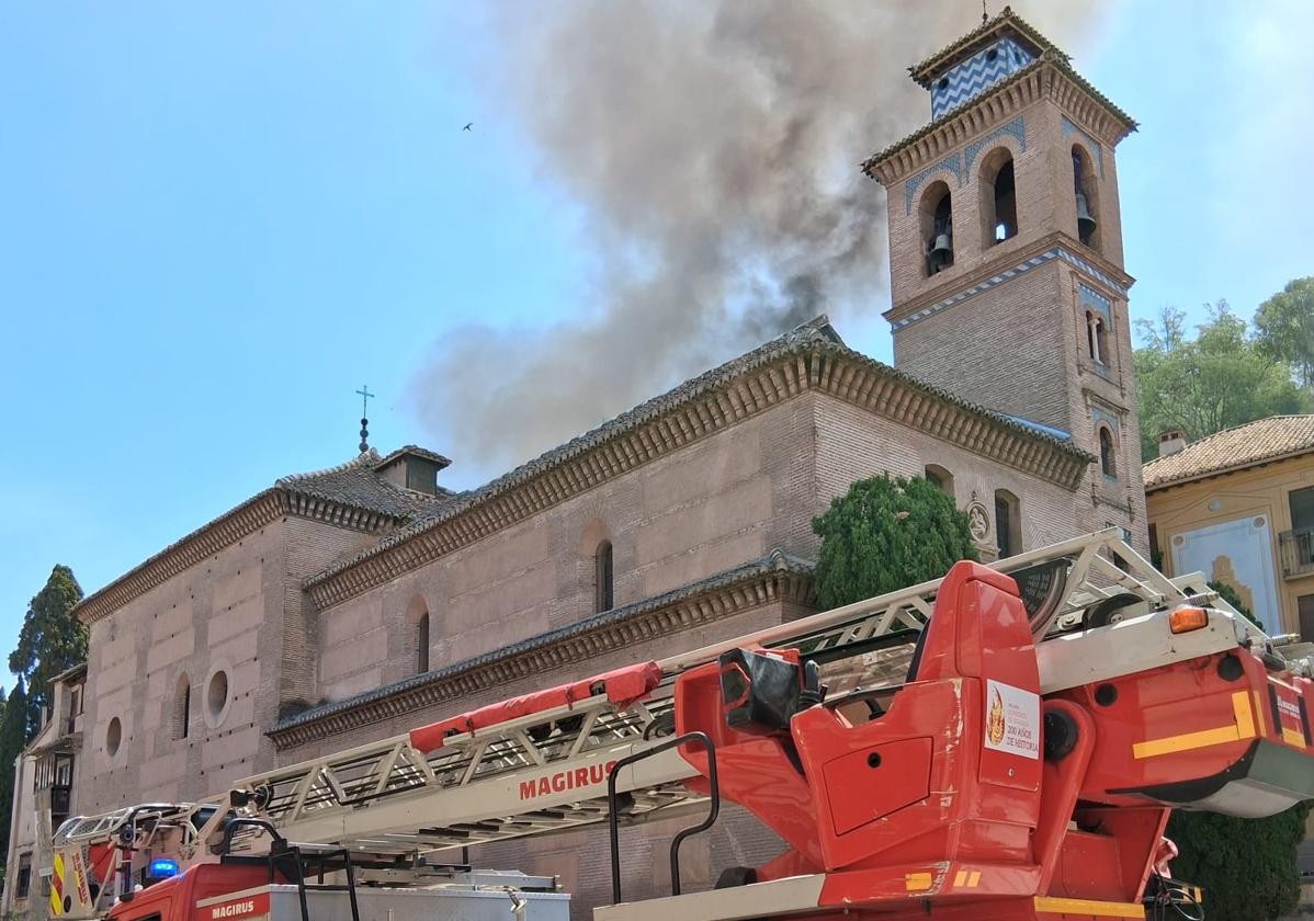 Las imágenes del incendio en el centro de Granada: arde un edificio junto a Santa Ana | Ideal