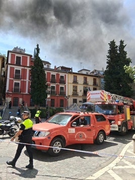 Bomberos junto a la iglesia de Santa Ana, en la zona del incendio.