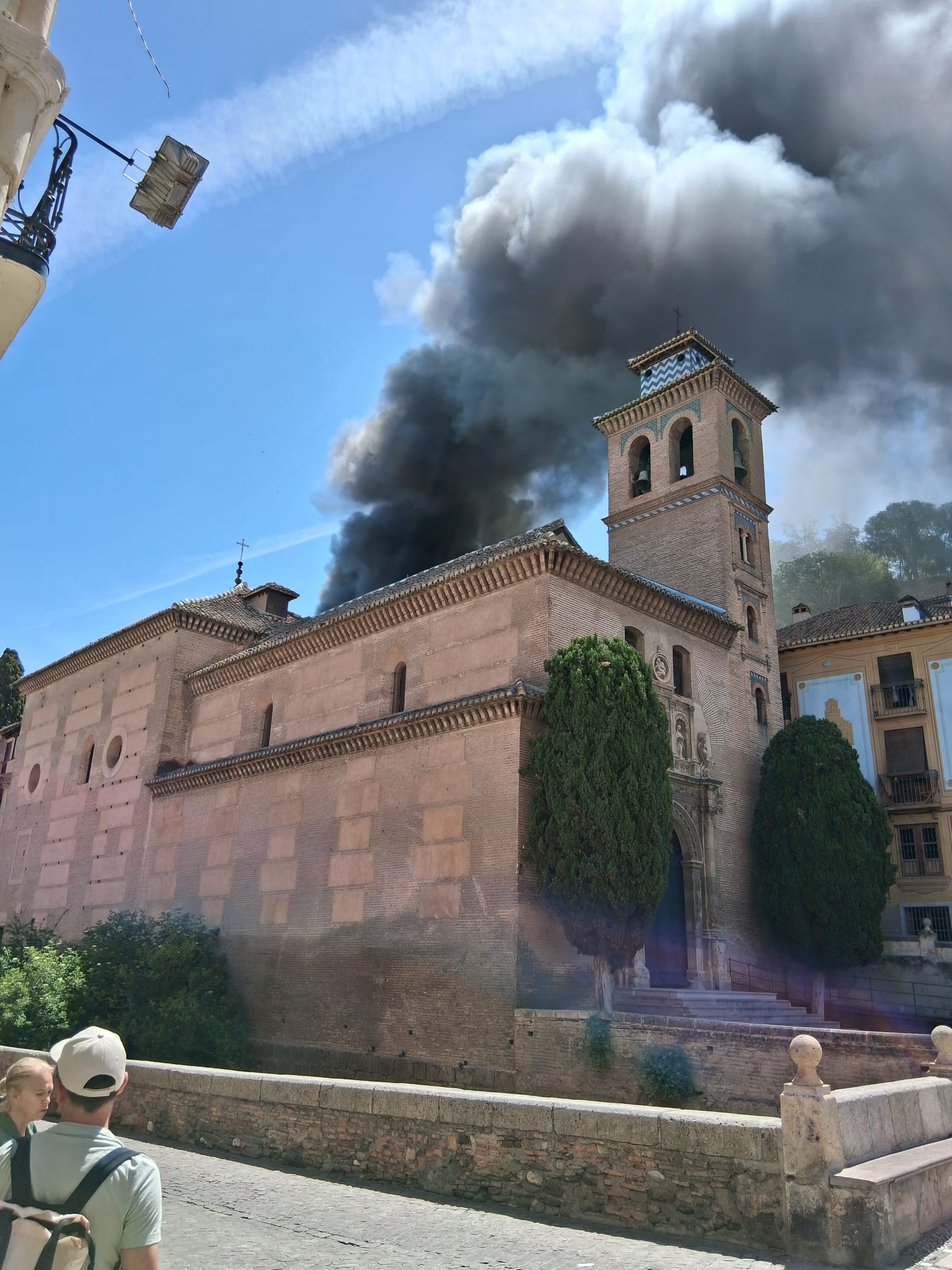 Las imágenes del incendio en el centro de Granada: arde un edificio junto a Santa Ana