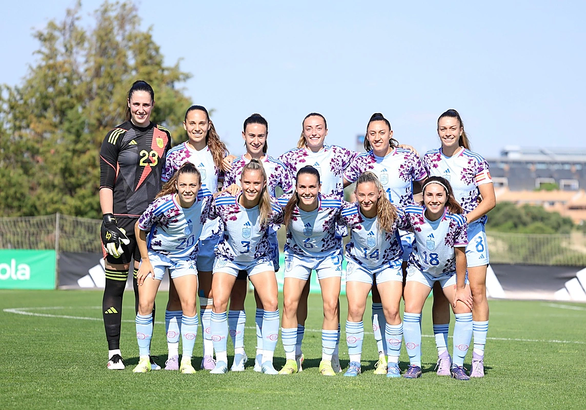 Las nazaríes Mingueza y Alexia, primera y tercera por la derecha abajo; y Ornella, en el centro arriba, con España.