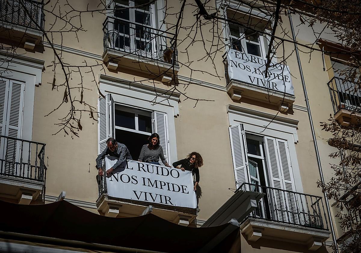 Vecinos de Bib Rambla cuelgan carteles contra el ruido en diciembre de 2023.