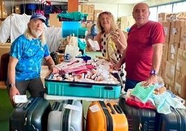 Ana Sánchez, con los dos compañeros con los que viajará a Kenia, prepara las maletas y los medicamentos.