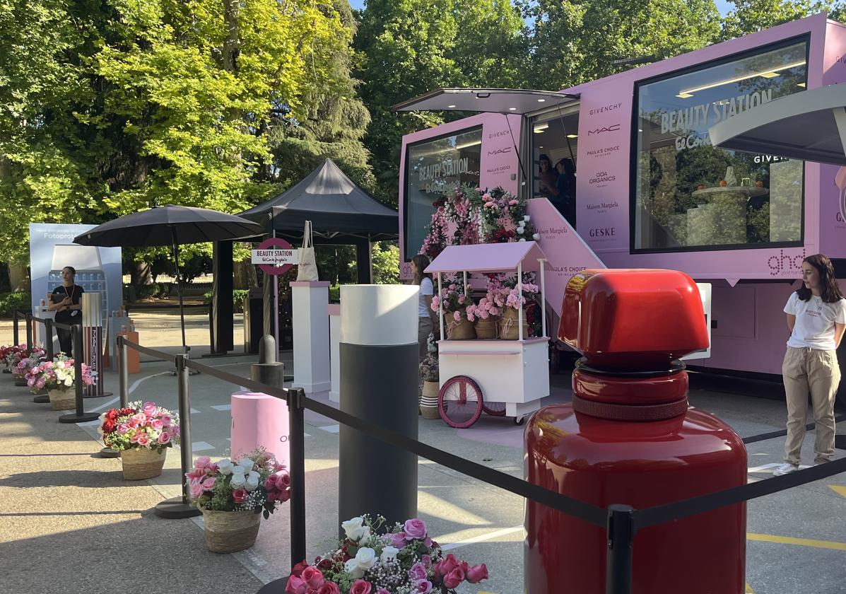 Un autobús 'beauty' con maquillaje y cambios de looks en el Paseo del Salón .