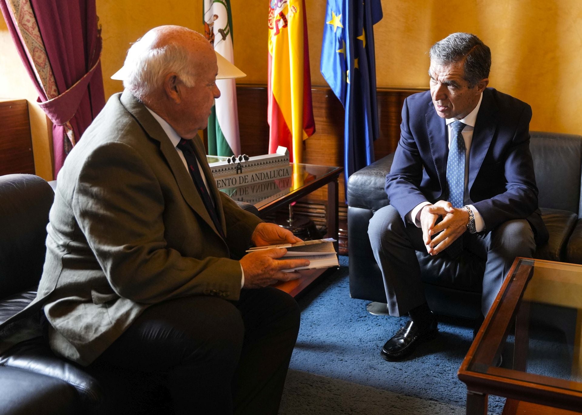 El presidente del Parlamento, Jesús Aguirre, recibe la memoria del TSJA de manos de su presidente, Lorenzo del Río.
