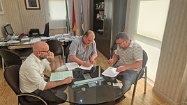La firma se ha producido entre el alcalde de la Villa, Javier Ortega y el nuevo adjudicatario del concurso público cuya vigencia es de años.