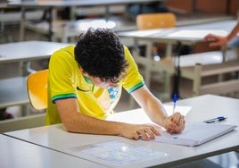 Un alumno se dispone a realizar uno de los exámenes de lSelectividad este martes en Andalucía.