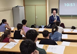 El rector Nicolás Ruiz en la visita que ha realizado a una de las aulas donde se examinaban de la PAU.