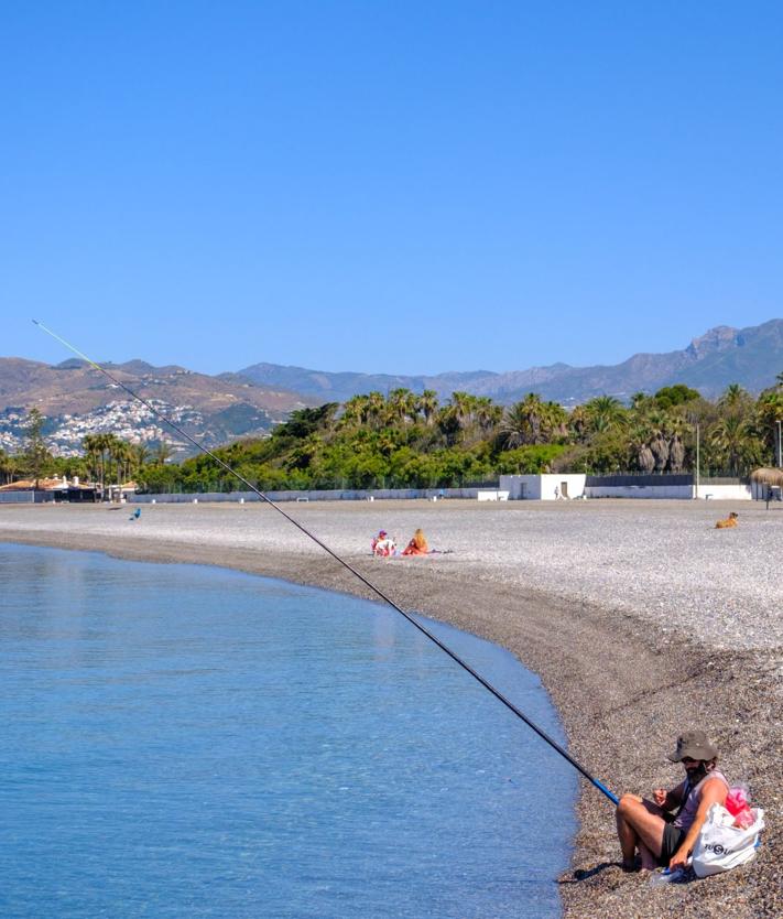 Imagen secundaria 2 - El espigón garantiza 150 metros de arena y el futuro de Playa Granada