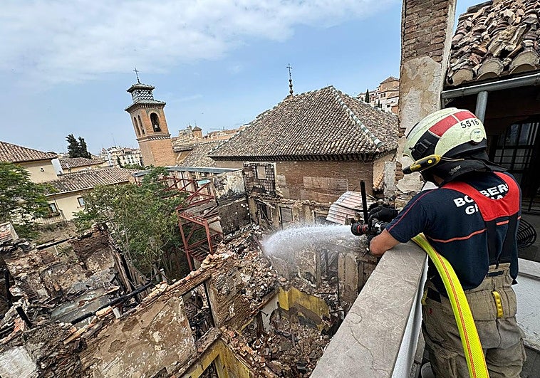Bomberos refrescan la vivienda incendiada en Santa Ana.