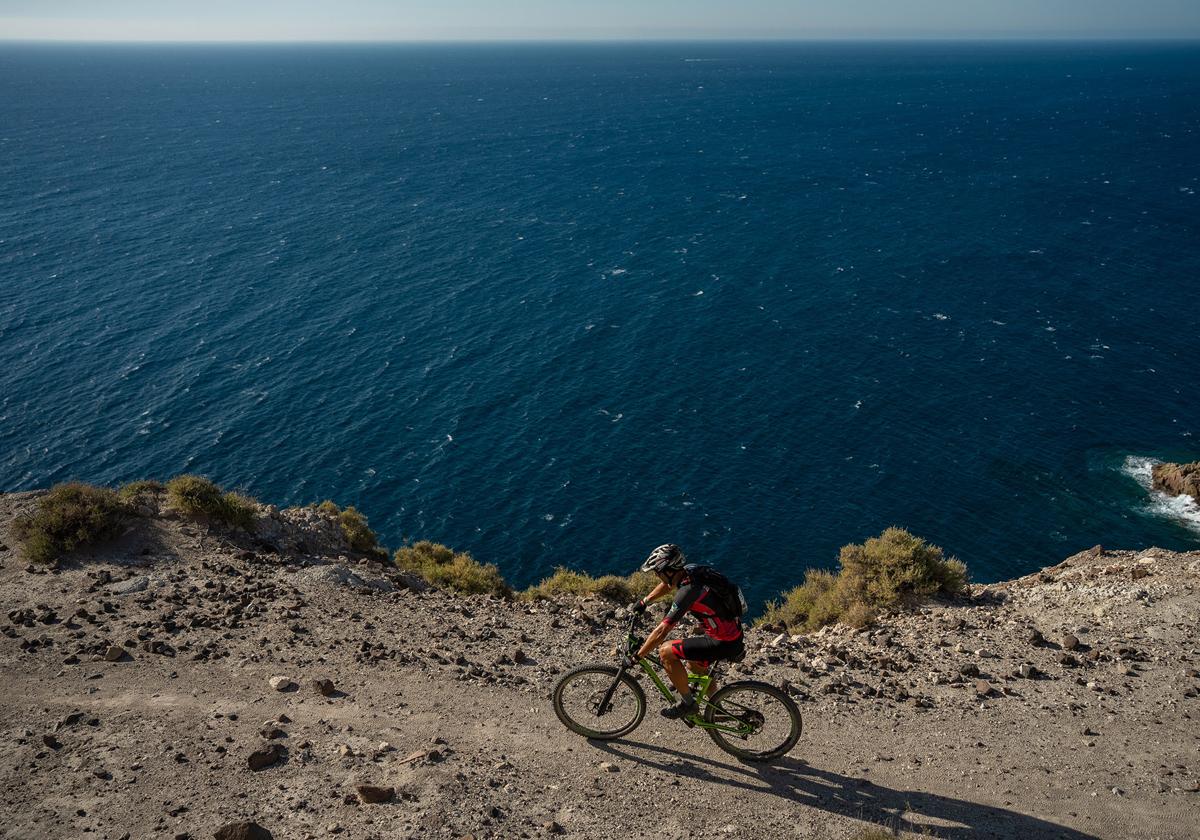 Mario cipollini y luis león convierten la skoda titan desert de almería en una prueba para estrellas | ideal