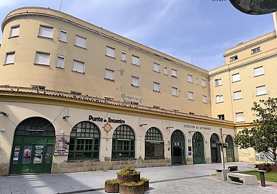 Estación de autobuses y el hotel Rey Fernando.