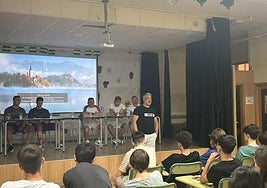 Internos de la prisión de Albolote en la charla .