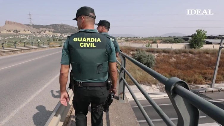 Un tráiler a gran velocidad obliga a dos agentes a saltar a la mediana para salvar su vida
