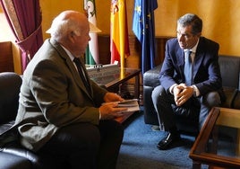 El presidente del Parlamento, Jesús Aguirre, recibe la memoria del TSJA de manos de su presidente, Lorenzo del Río.