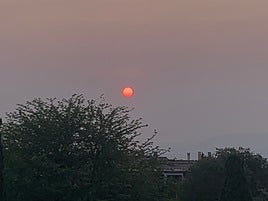 El atardecer en Granada este martes con el efecto del huno de los incendios de Canadá