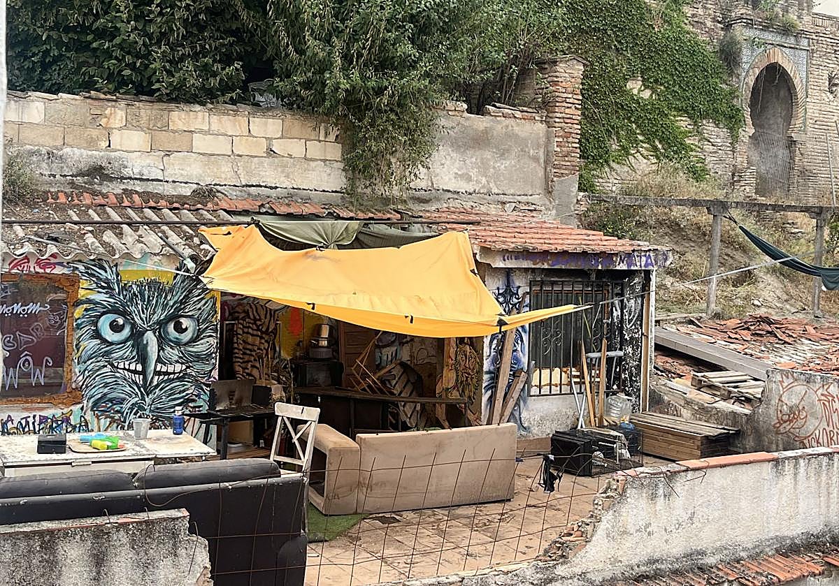 Vista de la zona de descanso que ha quedado intacta en la casa okupa.