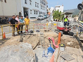 Sustituyen la tubería principal de abastecimiento de agua de La Herradura en la calle Real