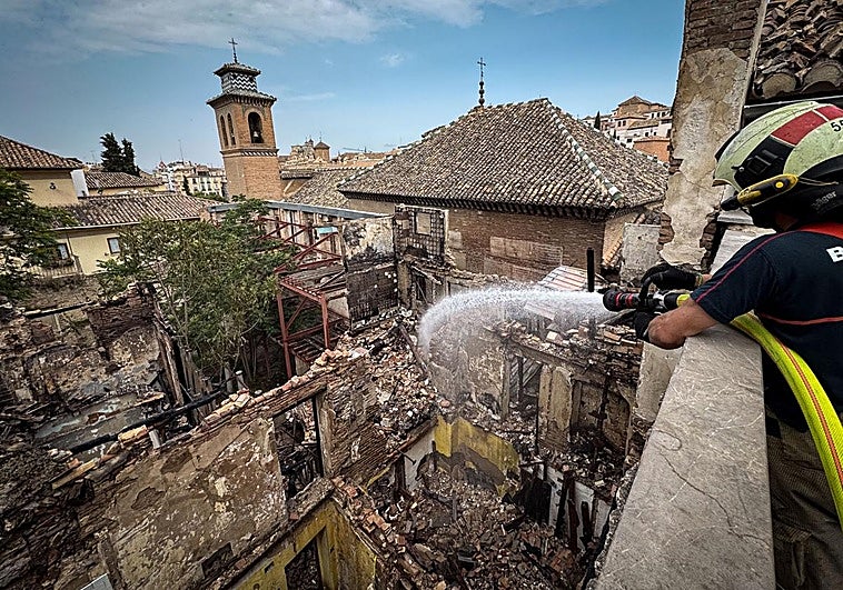 Los Bomberos de Granada refrescan el edificio.