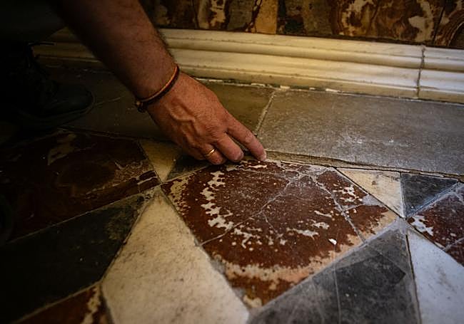 Hundimiento del enlosado por los problema estructurales.