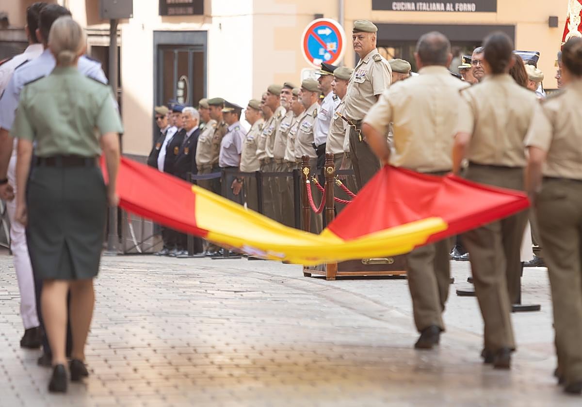 José Manuel de la Esperanza, jefe del Madoc, contempla el acto del Día de las Fuerzas Armadas.