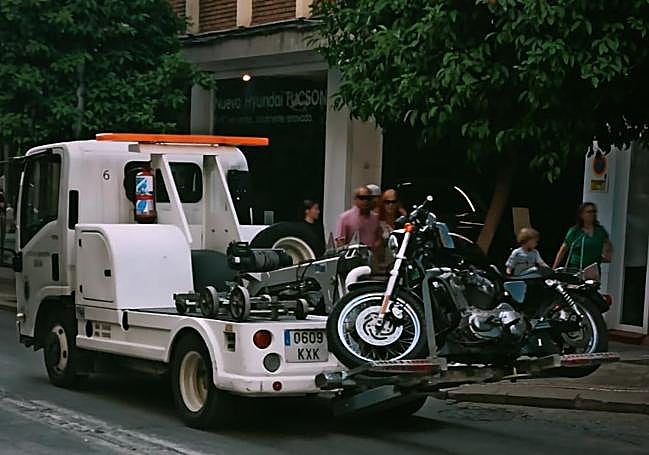 La grúa con la moto 'a cuestas'.