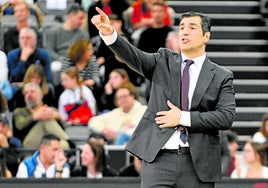 Pablo Pin da indicaciones durante un partido en el Palacio de los Deportes.